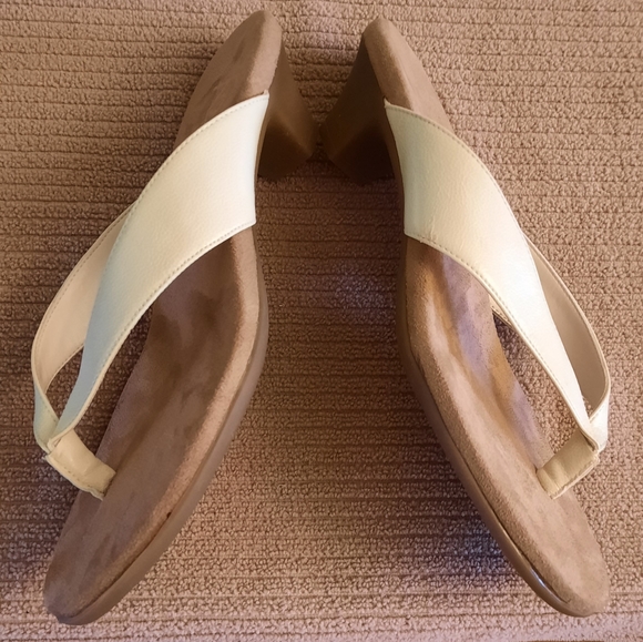 NWOT A2 by Aerosoles Beige Thong Kitten Heel Sandals - Picture 3 of 7